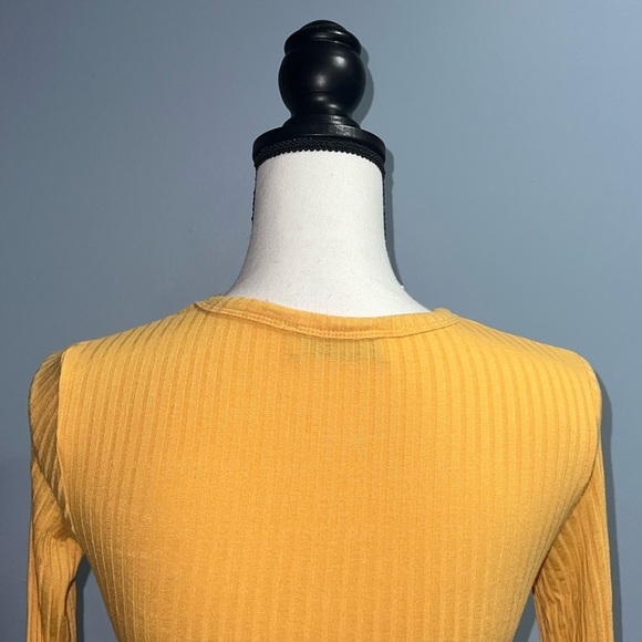 Hollister- Yellow long sleeve crop top - Picture 4 of 5